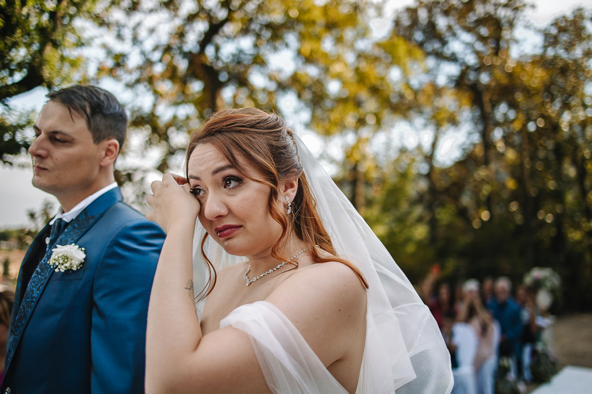 Matrimonio al Castello Canalis di Cumiana(TO). Cerimonia. Sposa commossa che si asciuga le lacrime