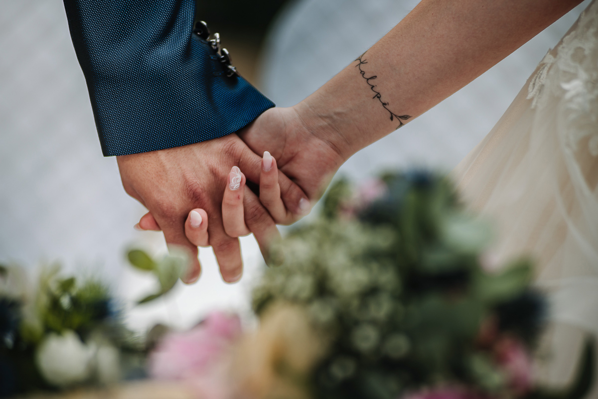 Matrimonio al Castello Canalis di Cumiana(TO). Cerimonia. Sposi che si danno la mano. particolare