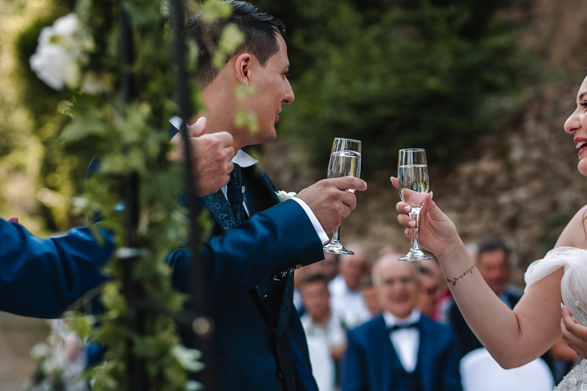 Matrimonio al Castello Canalis di Cumiana(TO). Cerimonia. Sposi che brindano