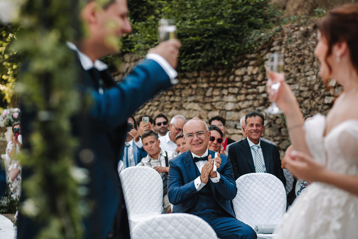 Matrimonio al Castello Canalis di Cumiana(TO). Cerimonia. Sposi che brindano. papà della sposa che applaude.