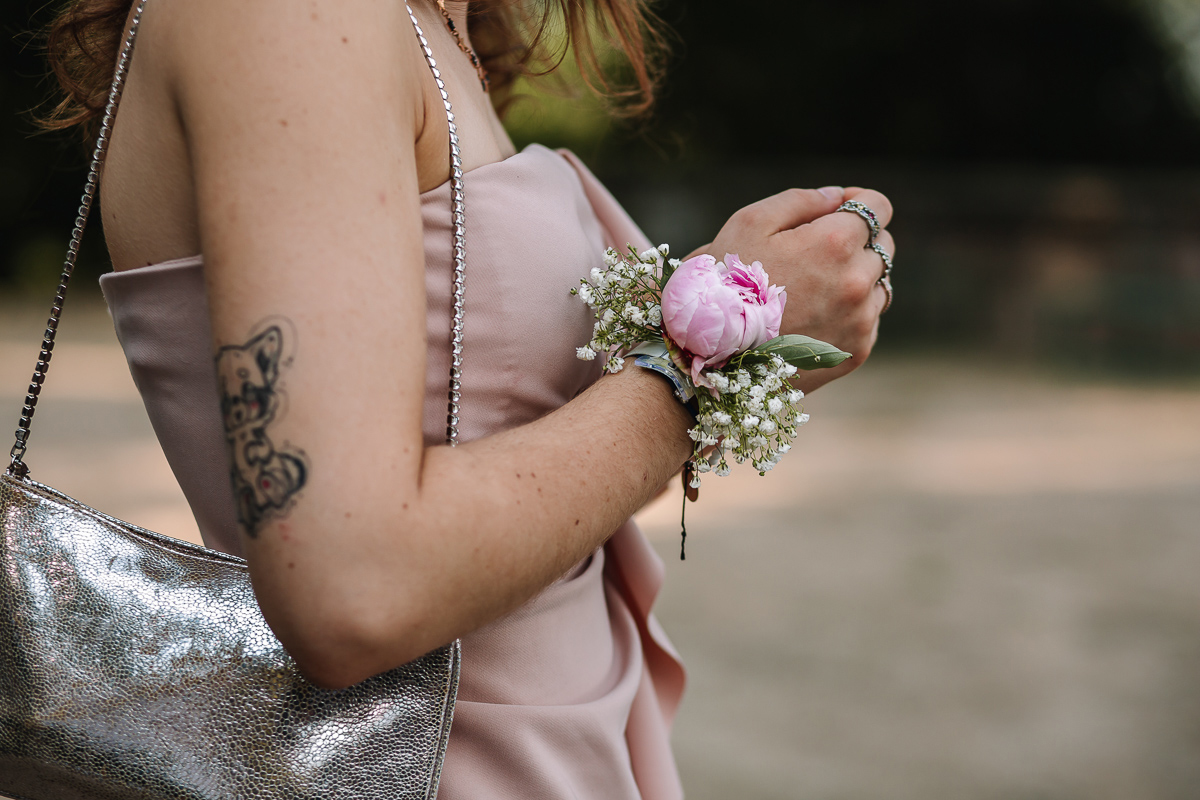 Matrimonio al Castello Canalis di Cumiana(TO). Cerimonia. testimone della sposa. Particolare del corsage e del tauaggio.