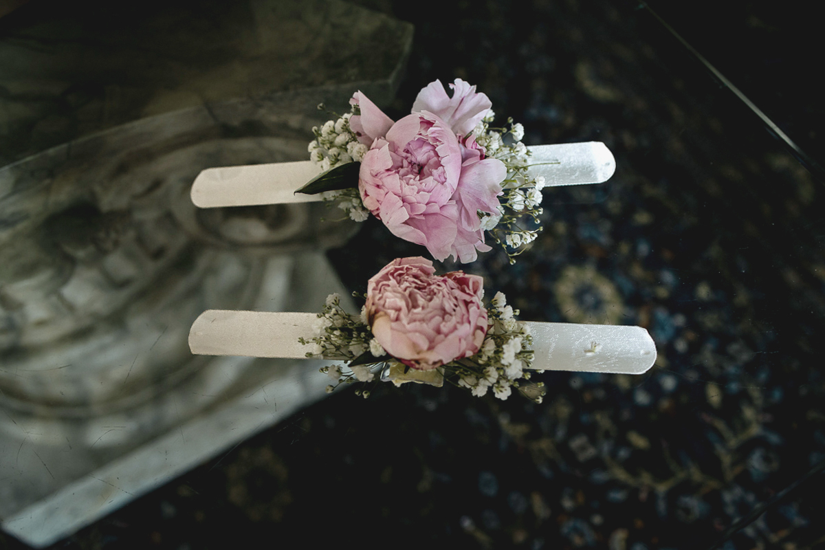 Matrimonio al Castello Canalis di Cumiana(TO). Preparazione della sposa. Corsage delle testimoni