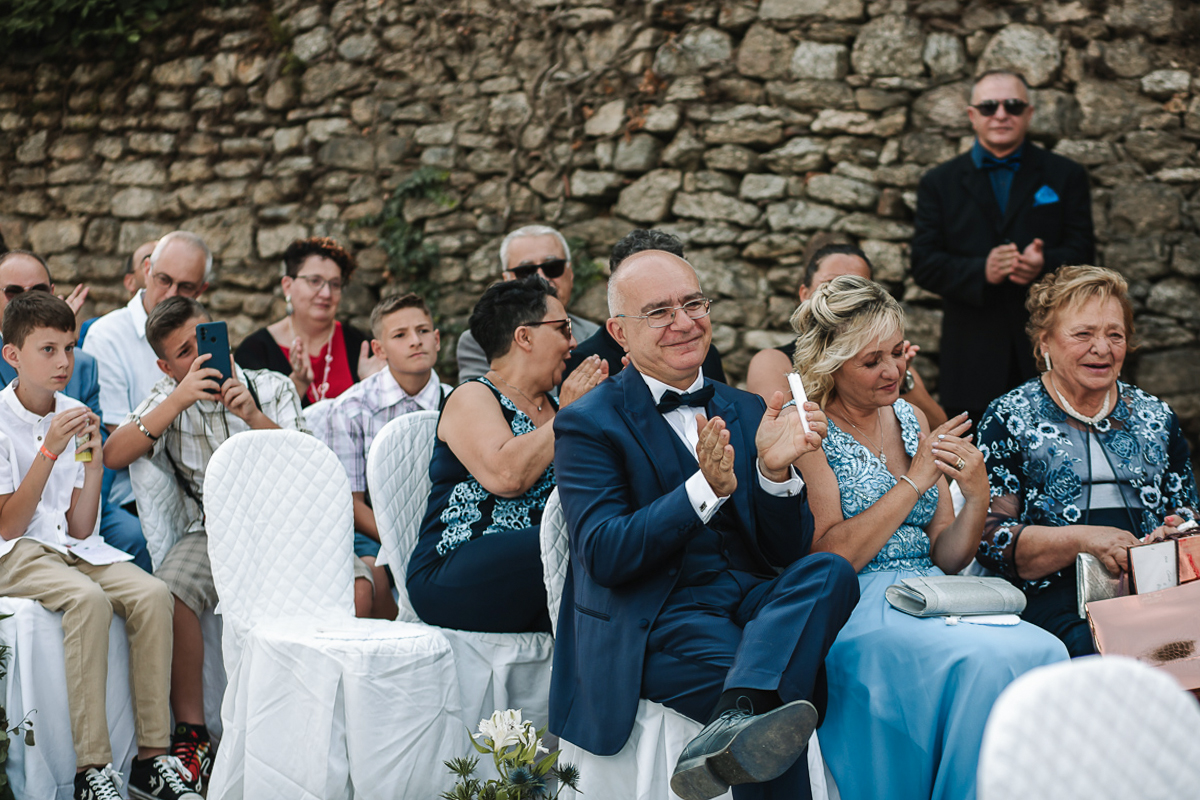 Matrimonio al Castello Canalis di Cumiana(TO). Cerimonia. Invitati che applaudono