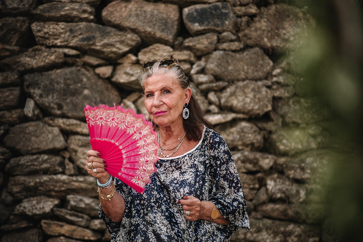 Matrimonio al Castello Canalis di Cumiana(TO). Cerimonia. Invitata con il ventaglio