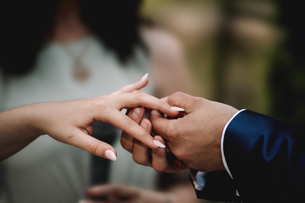 Matrimonio al Castello Canalis di Cumiana(TO). Cerimonia. Sposo che mette l'anello alla sposa. particolare