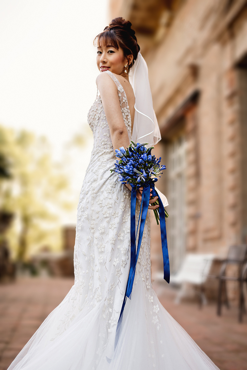 Castello di Collegno, matrimonio cinese. Cerimonia occidentale. Ritratto della sposa con il bouquet blu