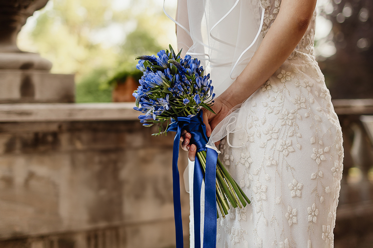 Castello di Collegno, matrimonio cinese. Cerimonia occidentale. Particolare del bouquet blu cina.