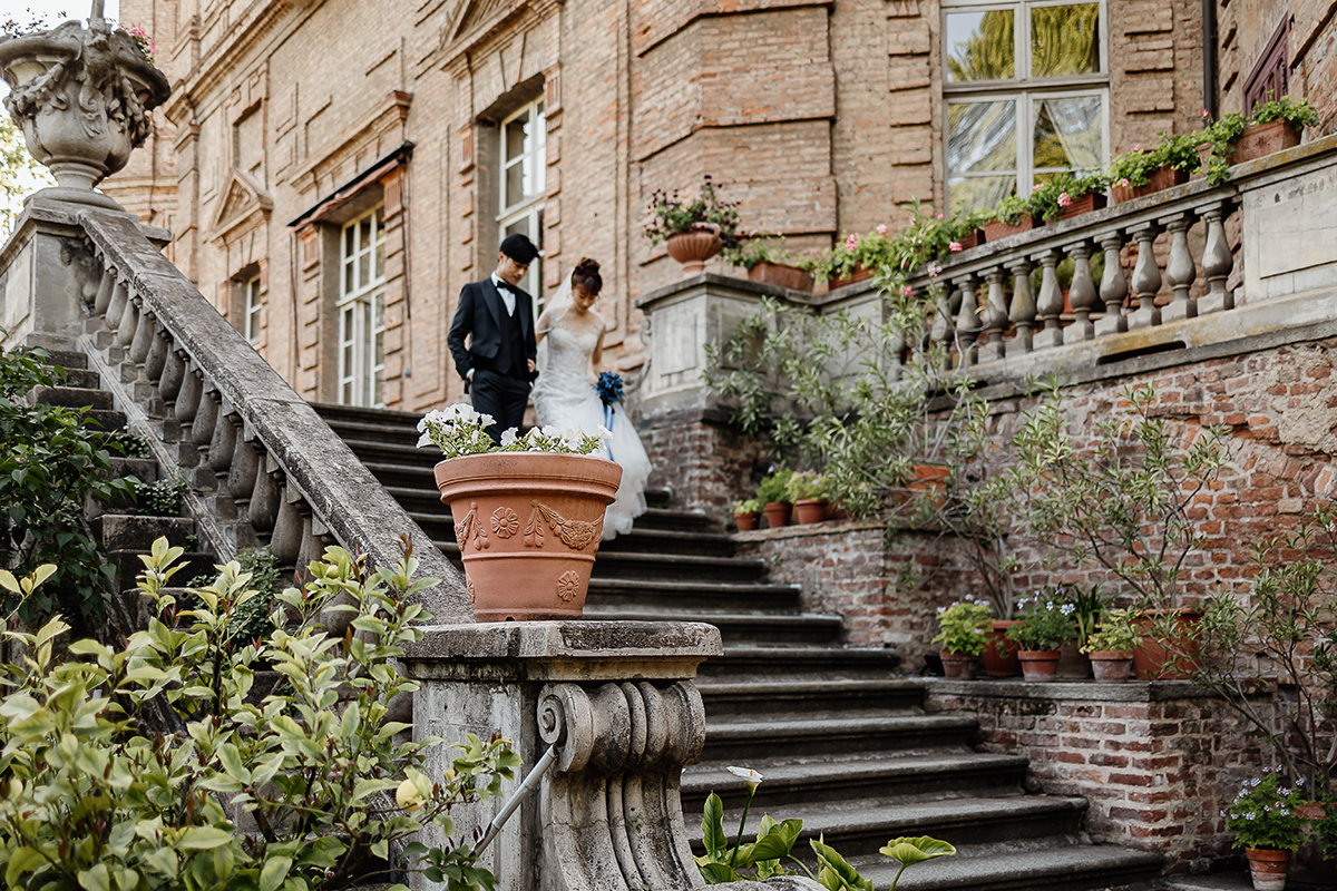 Castello di Collegno, matrimonio cinese. Cerimonia occidentale. Sposi scendono dallo scalone esterno del castello.
