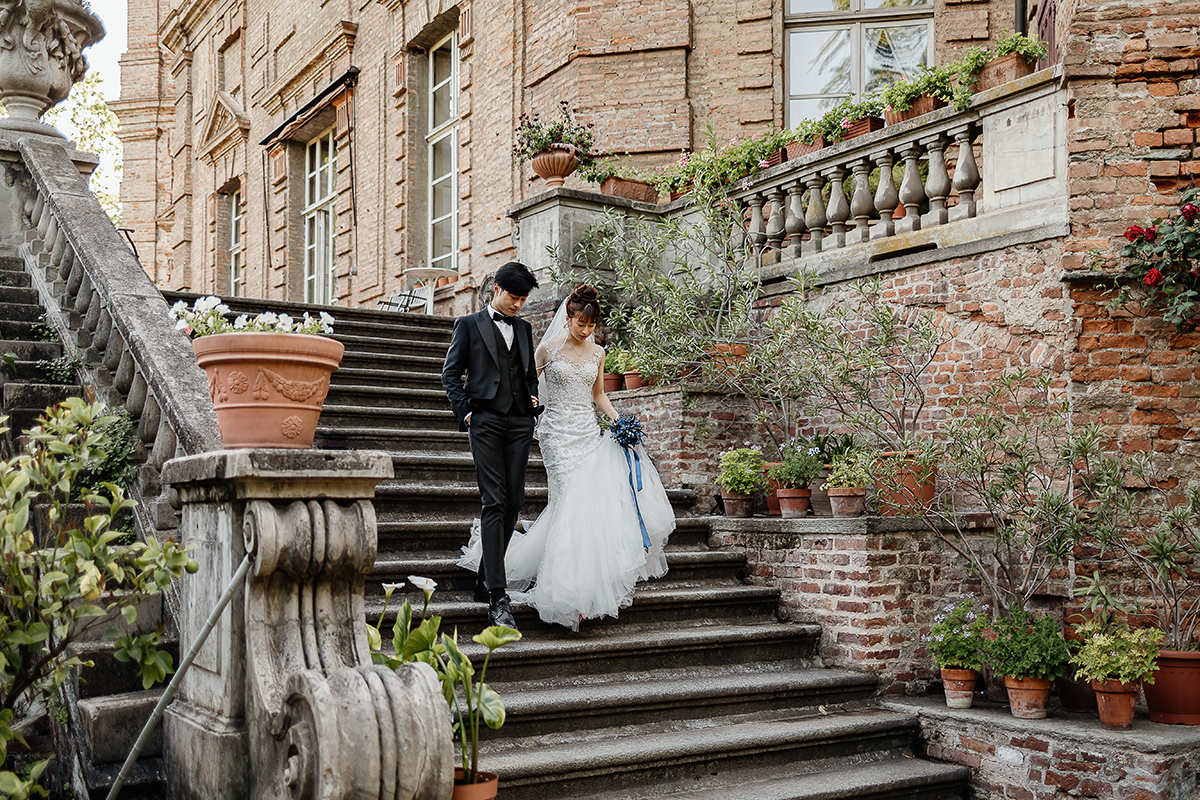 Castello di Collegno, matrimonio cinese. Cerimonia occidentale. Sposi scendono dallo scalone esterno del castello.