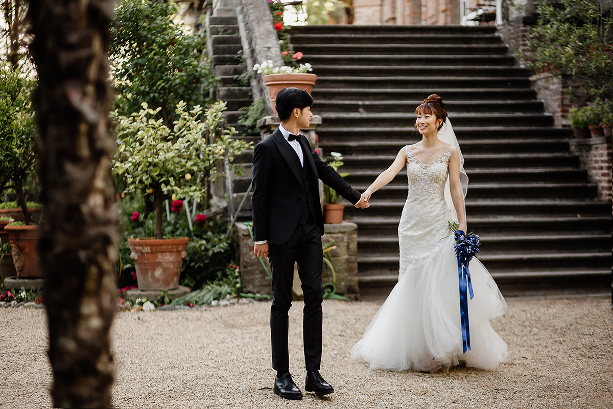 Castello di Collegno, matrimonio cinese. Cerimonia occidentale.Ritratto degli sposi che si danno la mano.