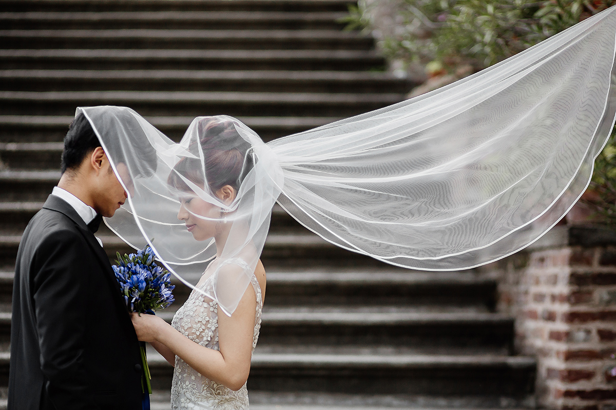 Castello di Collegno, matrimonio cinese. Cerimonia occidentale.Ritratto degli sposi sotto il velo