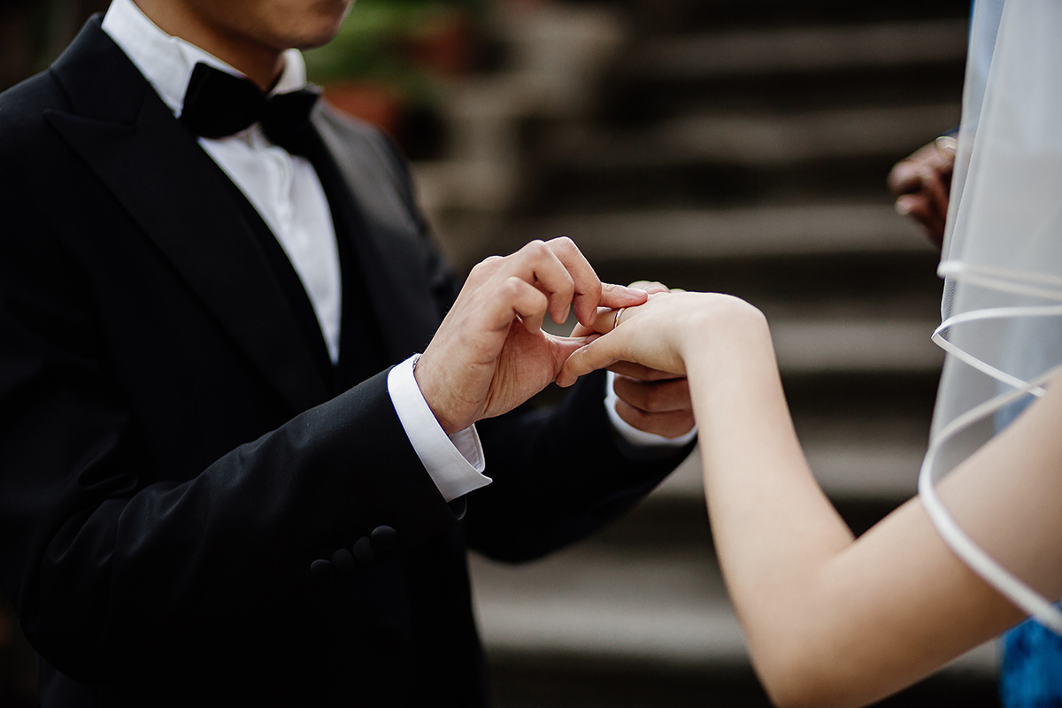 Castello di Collegno, matrimonio cinese. Cerimonia occidentale.Scambio degli anelli. Sposo mette l'anello al dito della sposa.