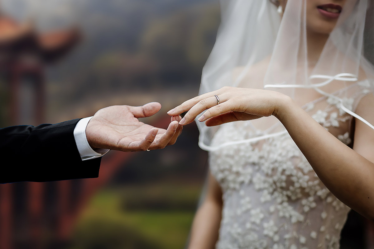 Castello di Collegno, matrimonio cinese. Cerimonia occidentale.Scambio degli anelli. Particolare delle mani