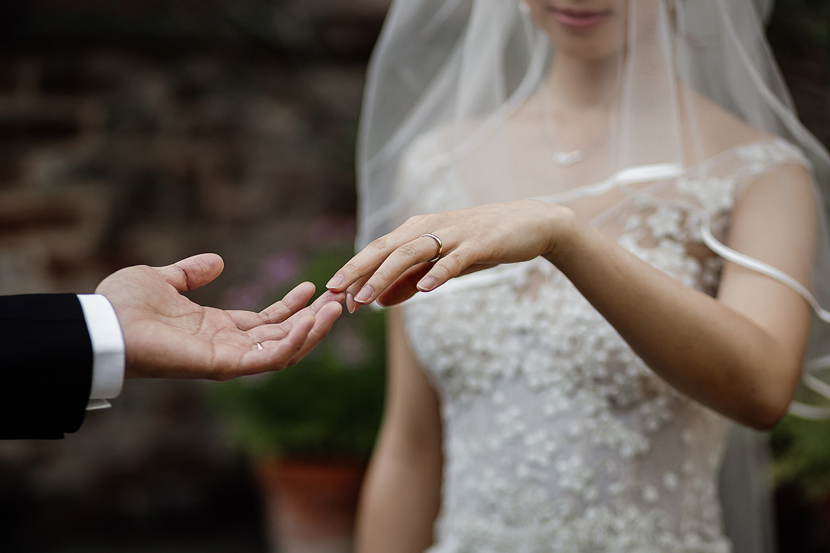 Castello di Collegno, matrimonio cinese. Cerimonia occidentale.Scambio degli anelli. Particolare delle mani