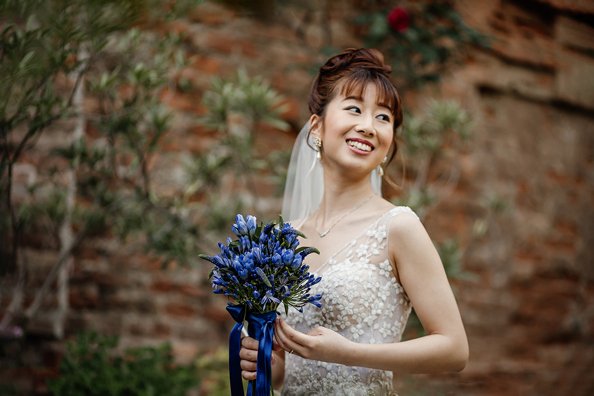 Castello di Collegno, matrimonio cinese. Cerimonia occidentale.Ritratto della sposa che ride
