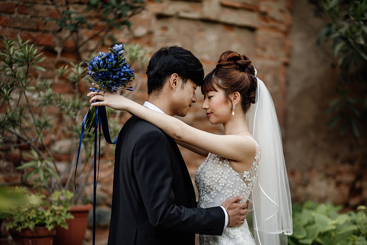 Castello di Collegno, matrimonio cinese. Cerimonia occidentale. Fotografia di coppia. ritratto degli sposi uno di fronte all'altra.