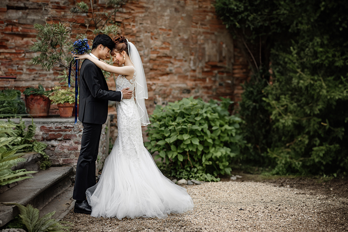 Castello di Collegno, matrimonio cinese. Cerimonia occidentale. Fotografia di coppia. ritratto degli sposi uno di fronte all'altra.