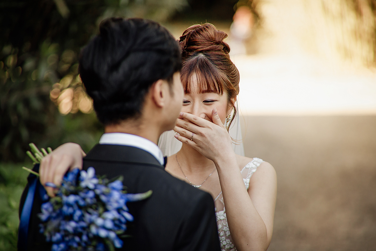 Castello di Collegno, matrimonio cinese. Cerimonia occidentale. Fotografia di coppia. ritratto degli sposi uno di fronte all'altra. sposa che ride.