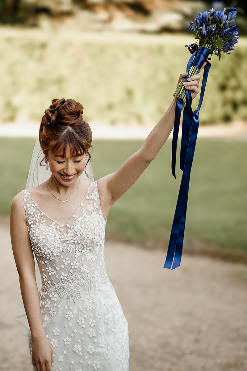 Castello di Collegno, matrimonio cinese. Cerimonia occidentale. Fotografia di coppia. Sposa con il bouquet