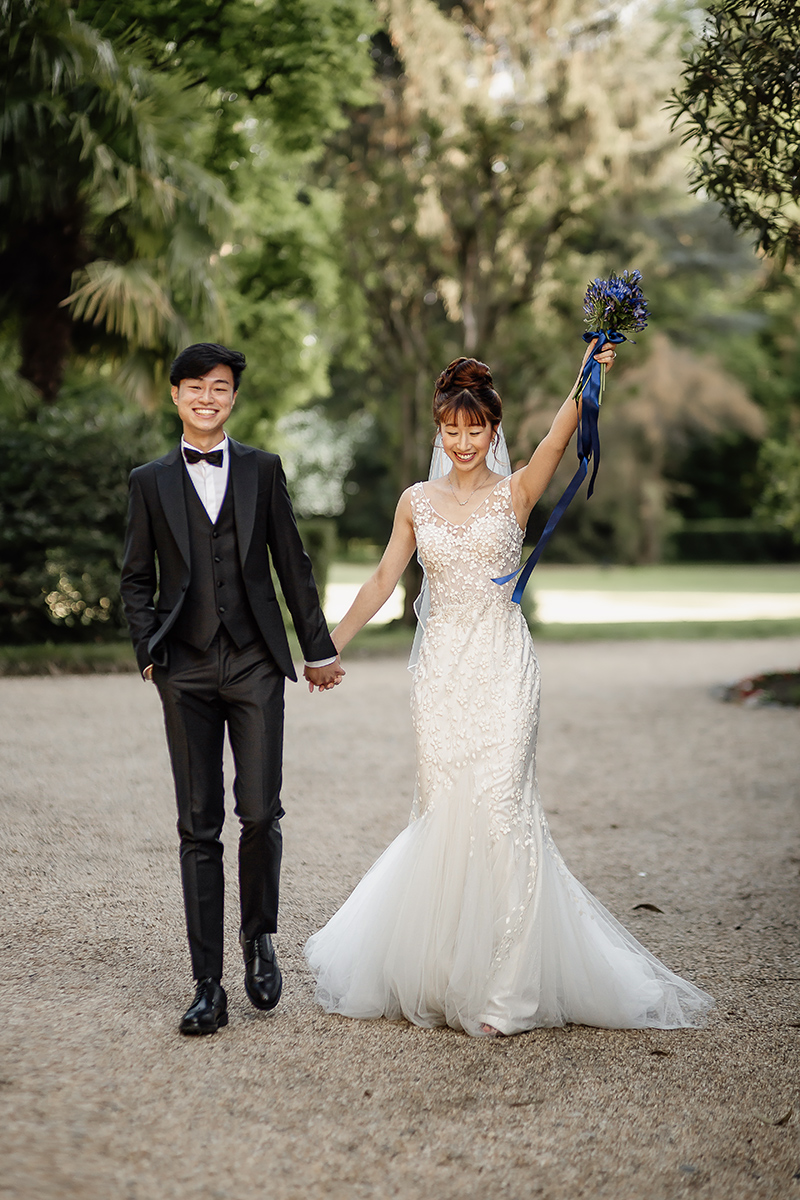 Castello di Collegno, matrimonio cinese. Cerimonia occidentale. Fotografia di coppia.Sposi che camminano..