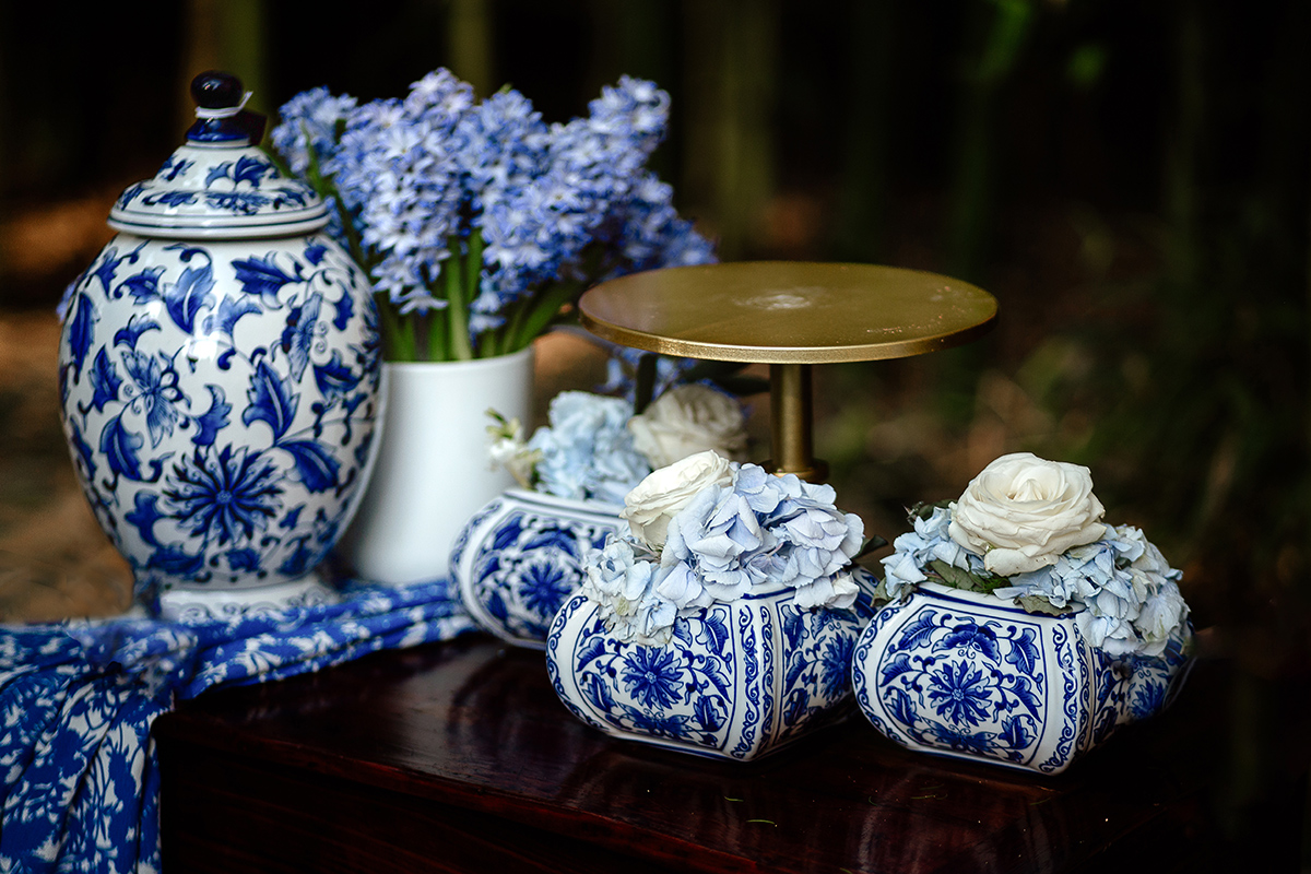 Castello di Collegno, matrimonio cinese. Cerimonia occidentale. Taglio della torta. Allestimento con oggettistica cinese di ceramica con decori blu Cina.