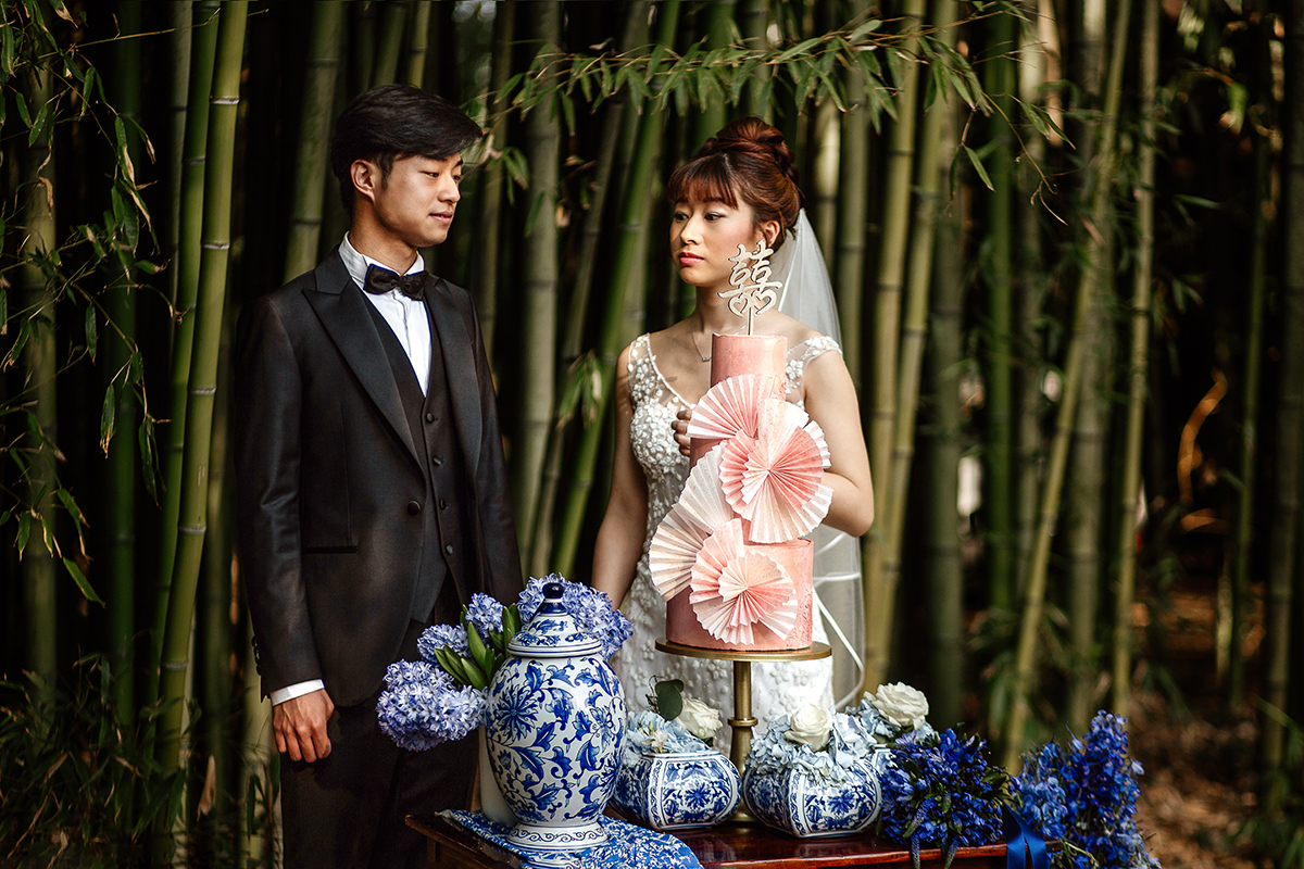 Castello di Collegno, matrimonio cinese. Cerimonia occidentale. Taglio della torta. Allestimento con oggettistica cinese di ceramica con decori blu Cina.