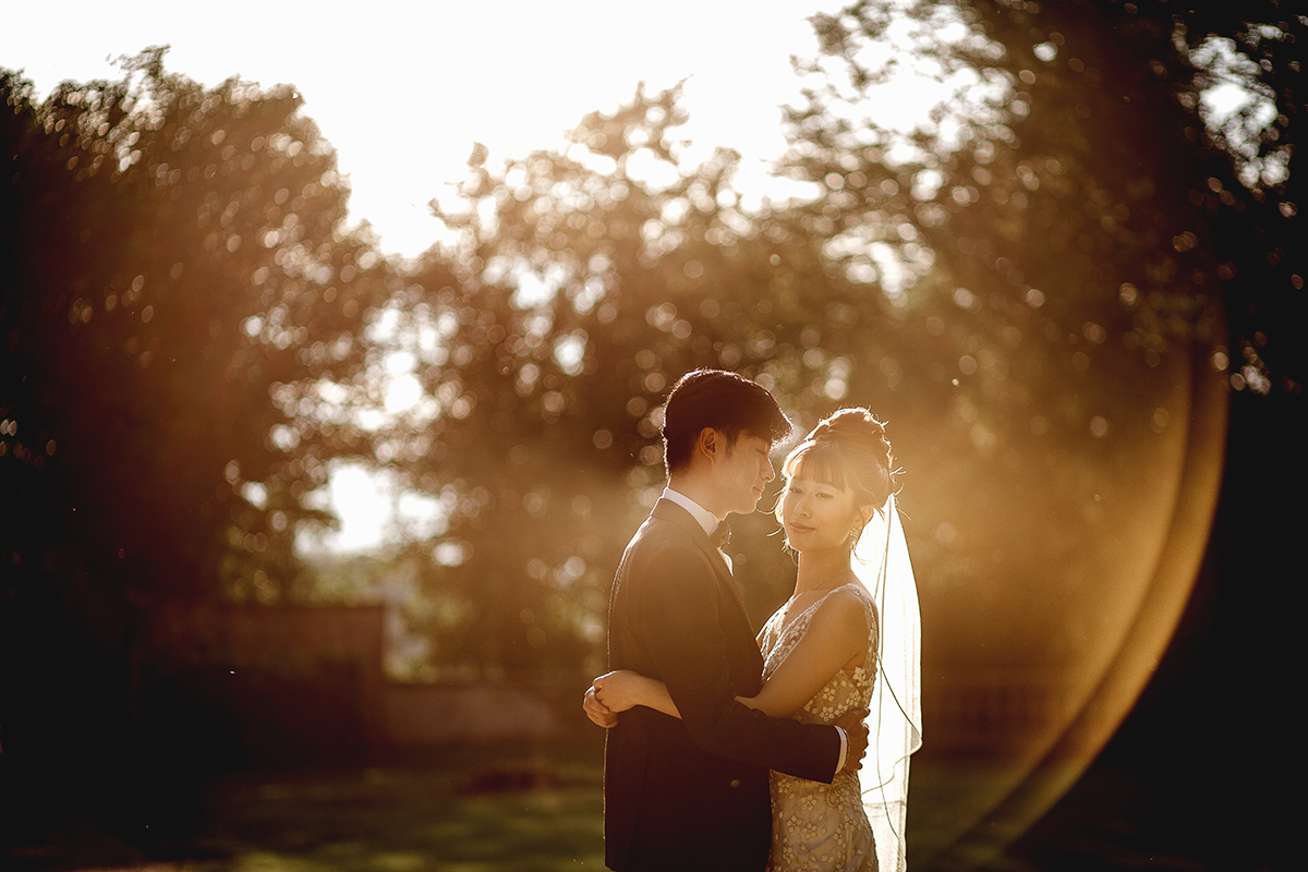 Castello di Collegno, matrimonio cinese. Cerimonia occidentale. Fotografia degli sposi al tramonto. Flare.