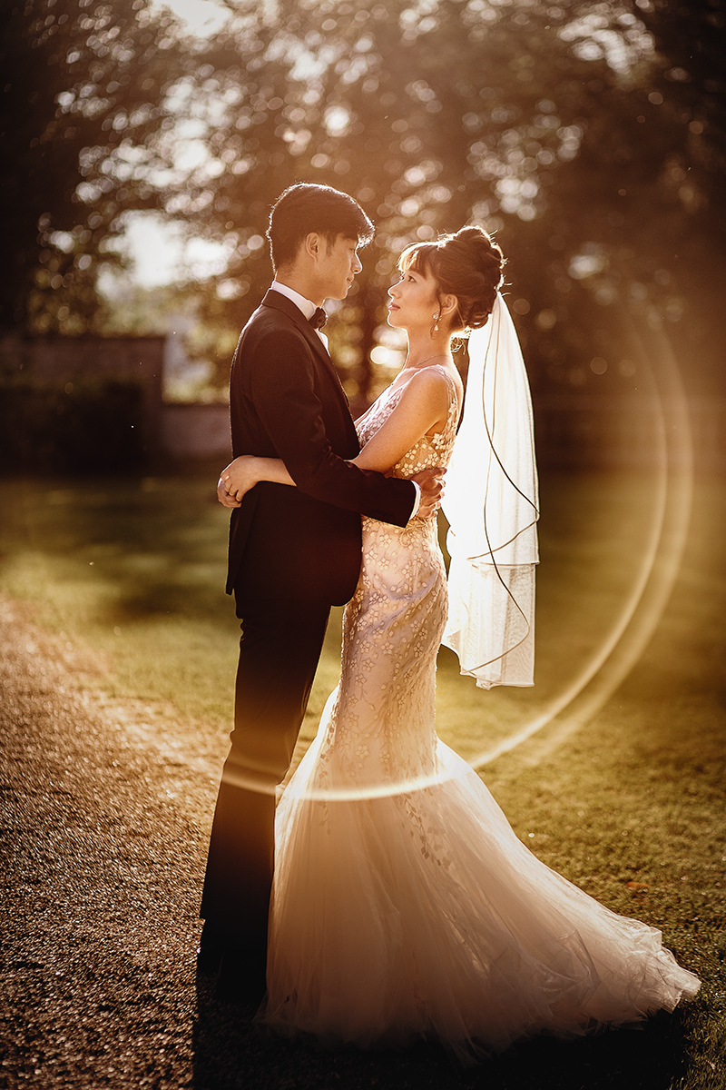 Castello di Collegno, matrimonio cinese. Cerimonia occidentale. Fotografia degli sposi al tramonto. Flare con ring of fire