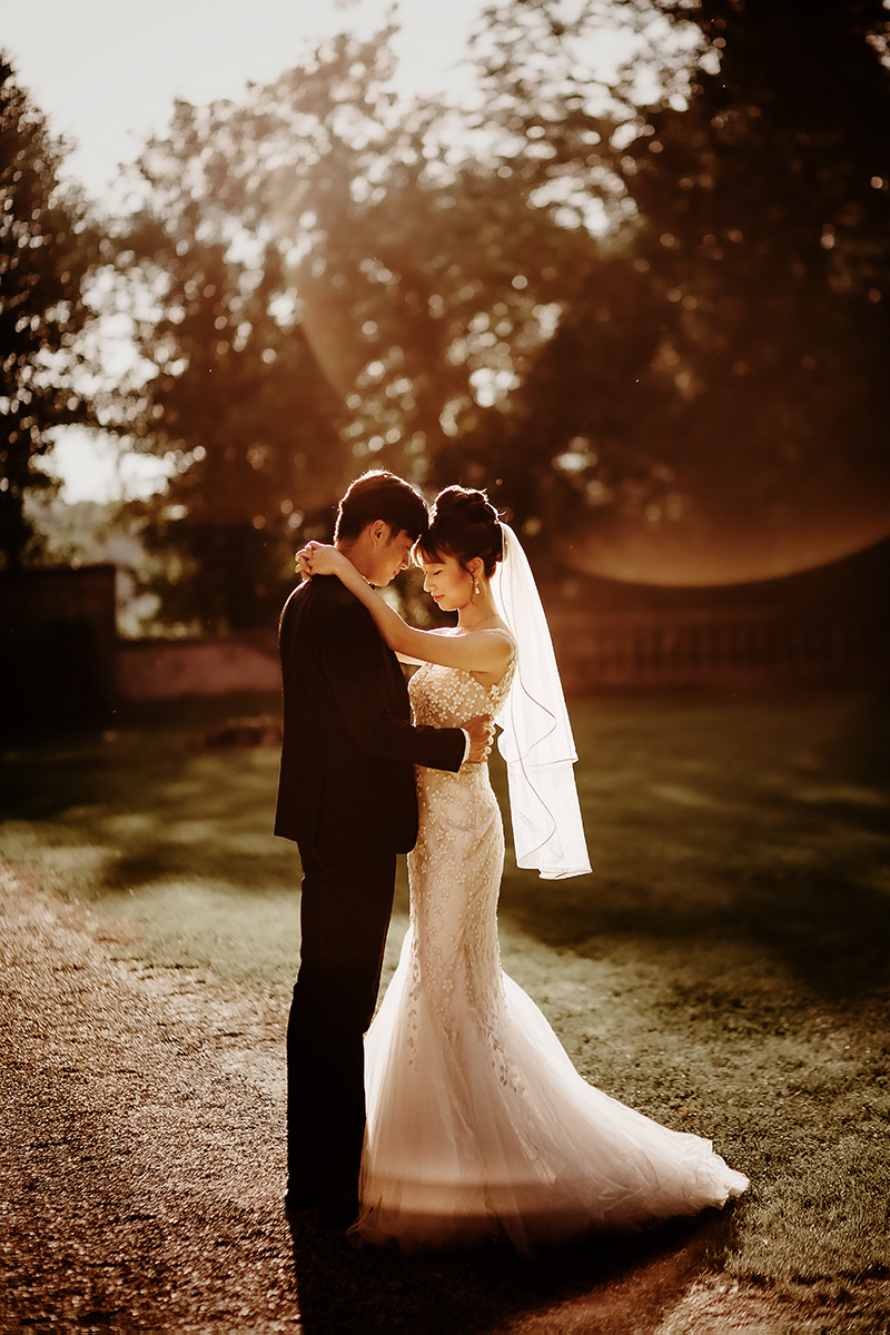 Castello di Collegno, matrimonio cinese. Cerimonia occidentale. Fotografia degli sposi al tramonto.Flare.
