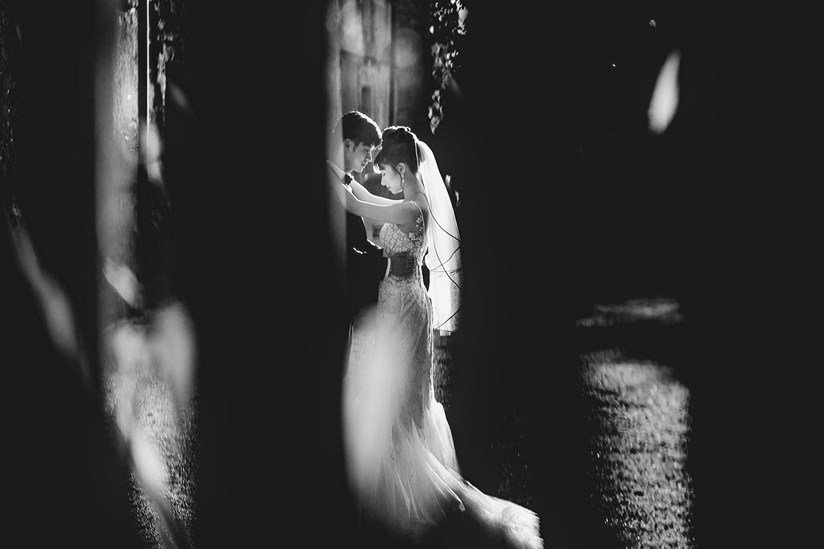 Castello di Collegno, matrimonio cinese. Cerimonia occidentale. Fotografia degli sposi al tramonto. Bianco e nero.