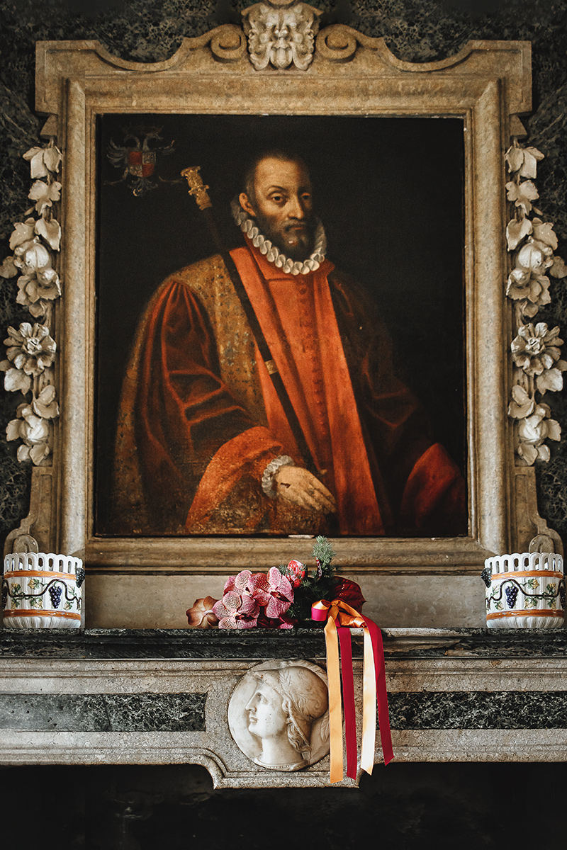 Castello di Collegno, matrimonio cinese. Cerimonia tradizionale. Preparazione della sposa. Bouquet posato sul camino sotto il ritratto di un antico proprietario del castello.