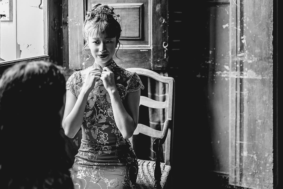 Castello di Collegno, matrimonio cinese. Cerimonia tradizionale. Preparazione della sposa. Ritratto della sposa con l'abito tradizionale rosso ed oro.