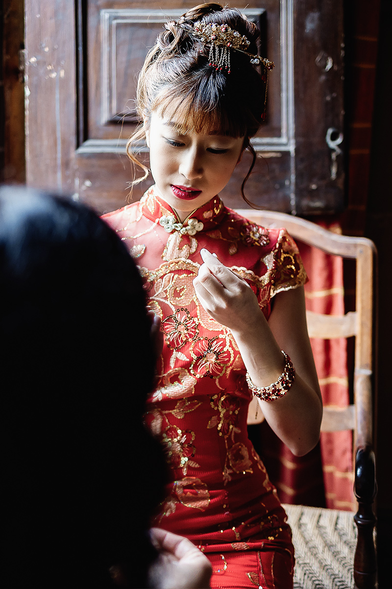 Castello di Collegno, matrimonio cinese. Cerimonia tradizionale. Preparazione della sposa. Ritratto della sposa con l'abito tradizionale rosso ed oro.