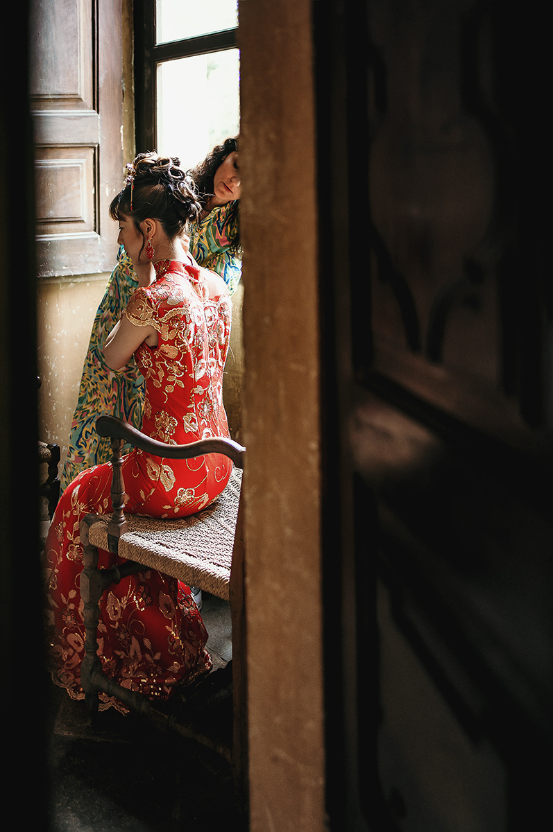 Castello di Collegno, matrimonio cinese. Cerimonia tradizionale. Preparazione della sposa. Ritratto della sposa con l'abito tradizionale rosso ed oro.