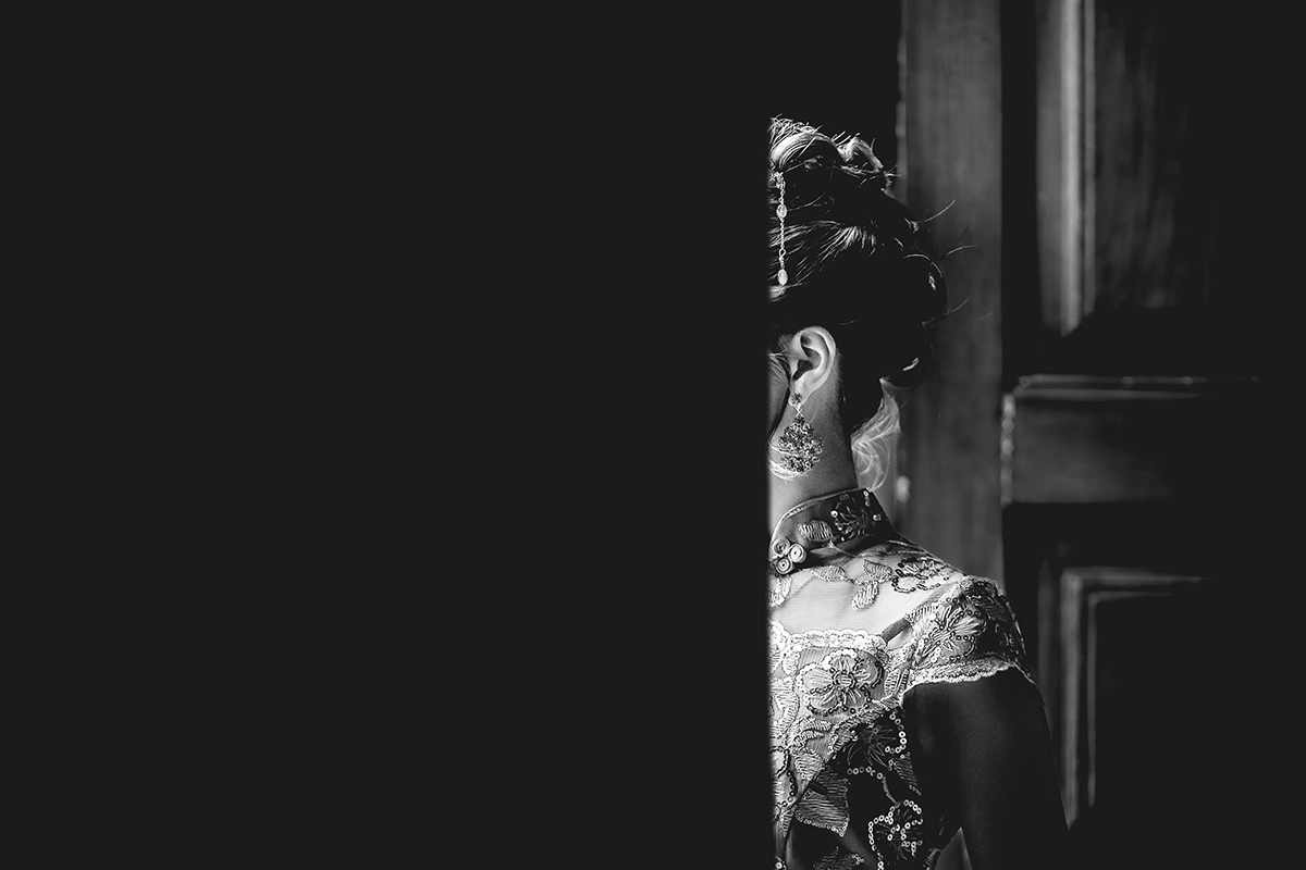 Castello di Collegno, matrimonio cinese. Cerimonia tradizionale. Preparazione della sposa. Ritratto della sposa con l'abito tradizionale rosso ed oro.