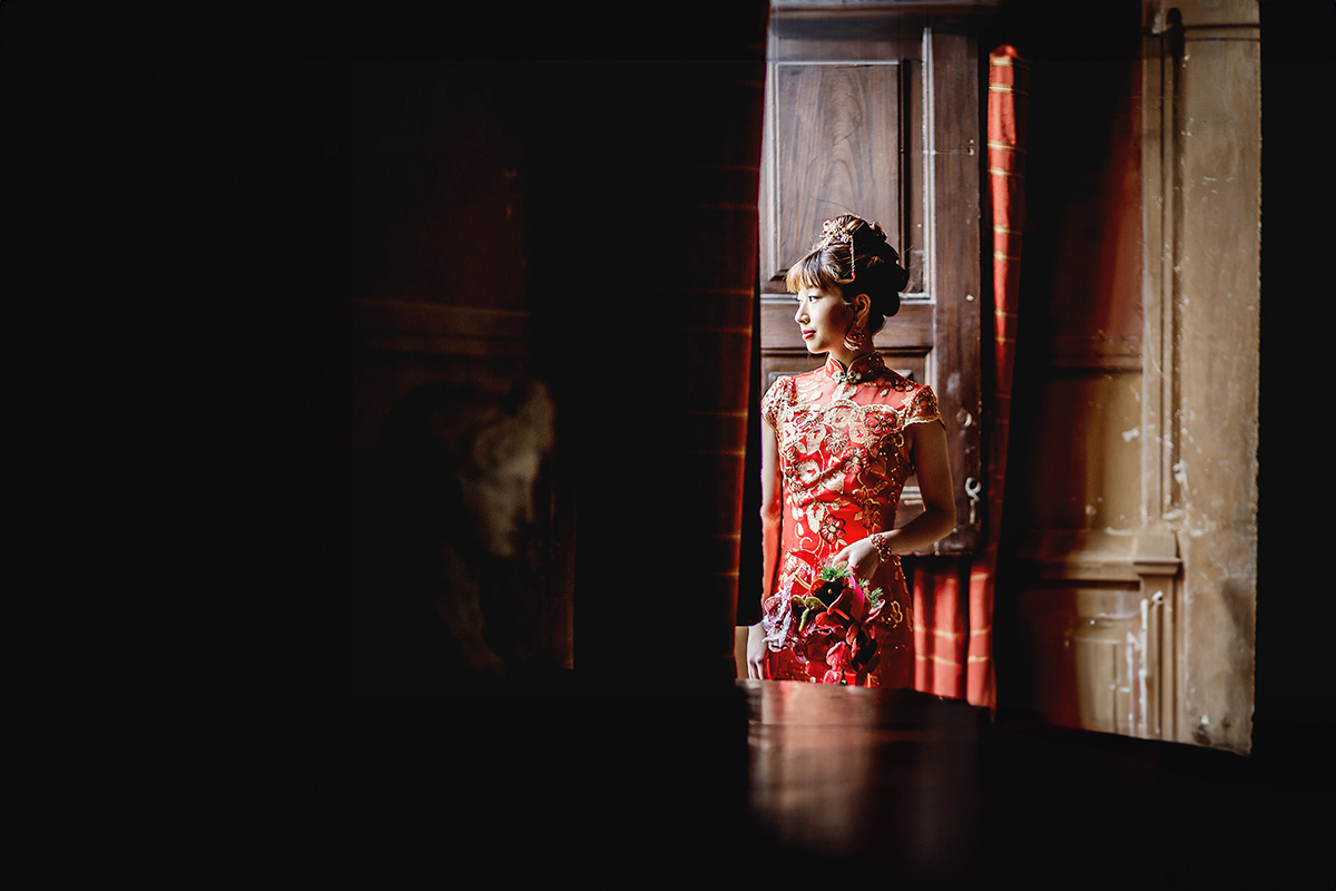 Castello di Collegno, matrimonio cinese. Cerimonia tradizionale. Preparazione della sposa. Ritratto della sposa con l'abito tradizionale rosso ed oro.