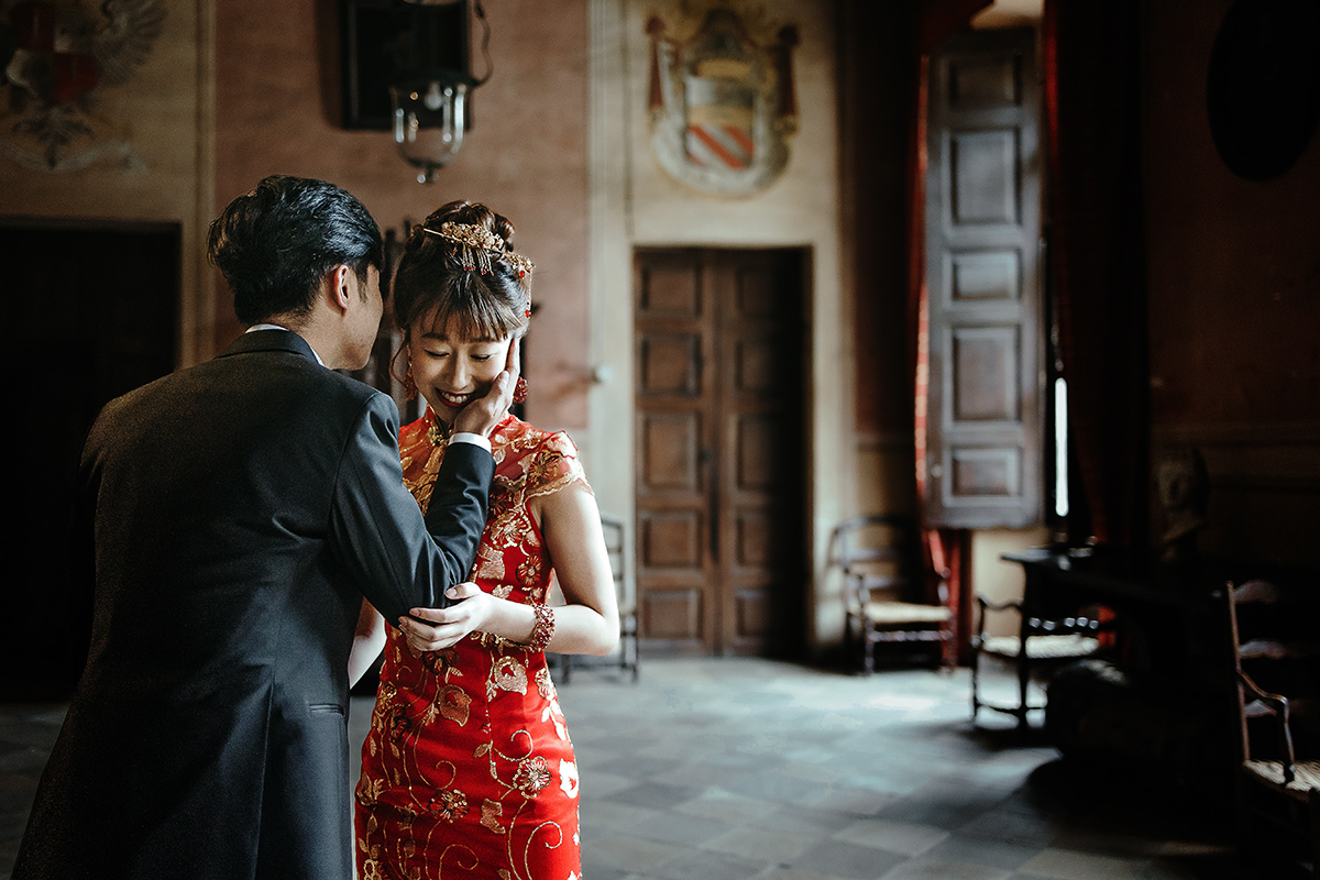 Castello di Collegno, matrimonio cinese. Cerimonia tradizionale. Preparazione della sposa. Ritratto degli sposi. Sposo accarezza la sposa.
