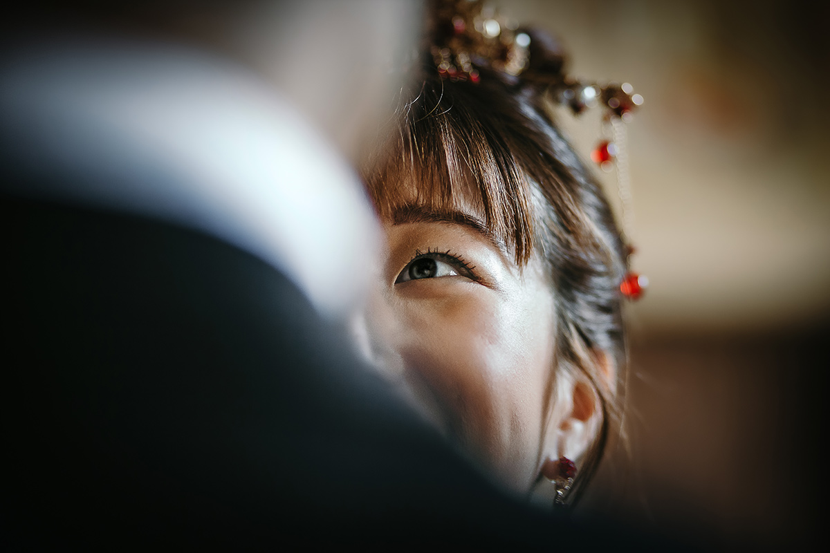 Castello di Collegno, matrimonio cinese. Cerimonia tradizionale. Preparazione della sposa. Ritratto degli sposi. Sposa guarda lo sposo.