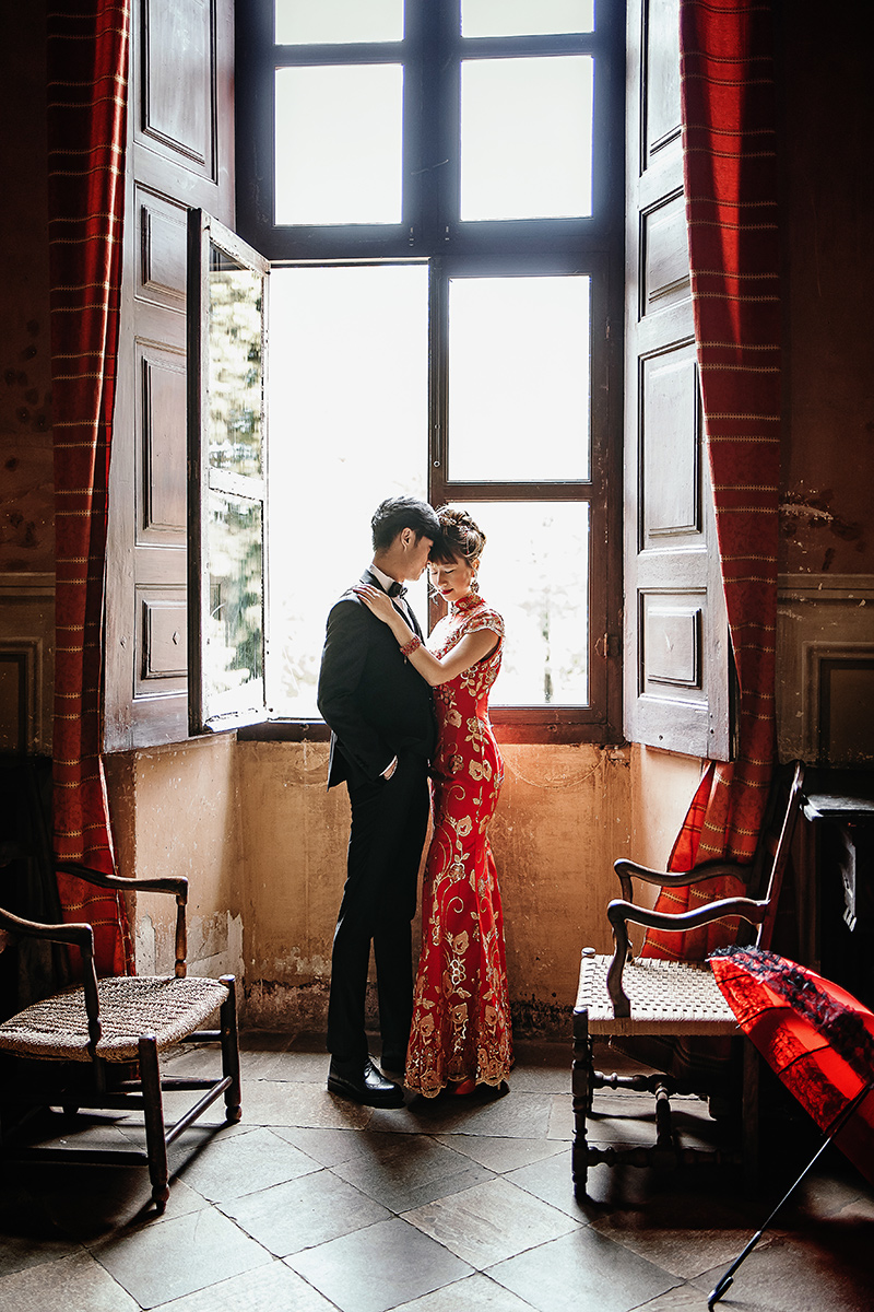 Castello di Collegno, matrimonio cinese. Cerimonia tradizionale. Preparazione della sposa. Ritratto degli sposi davanti alla finestra.