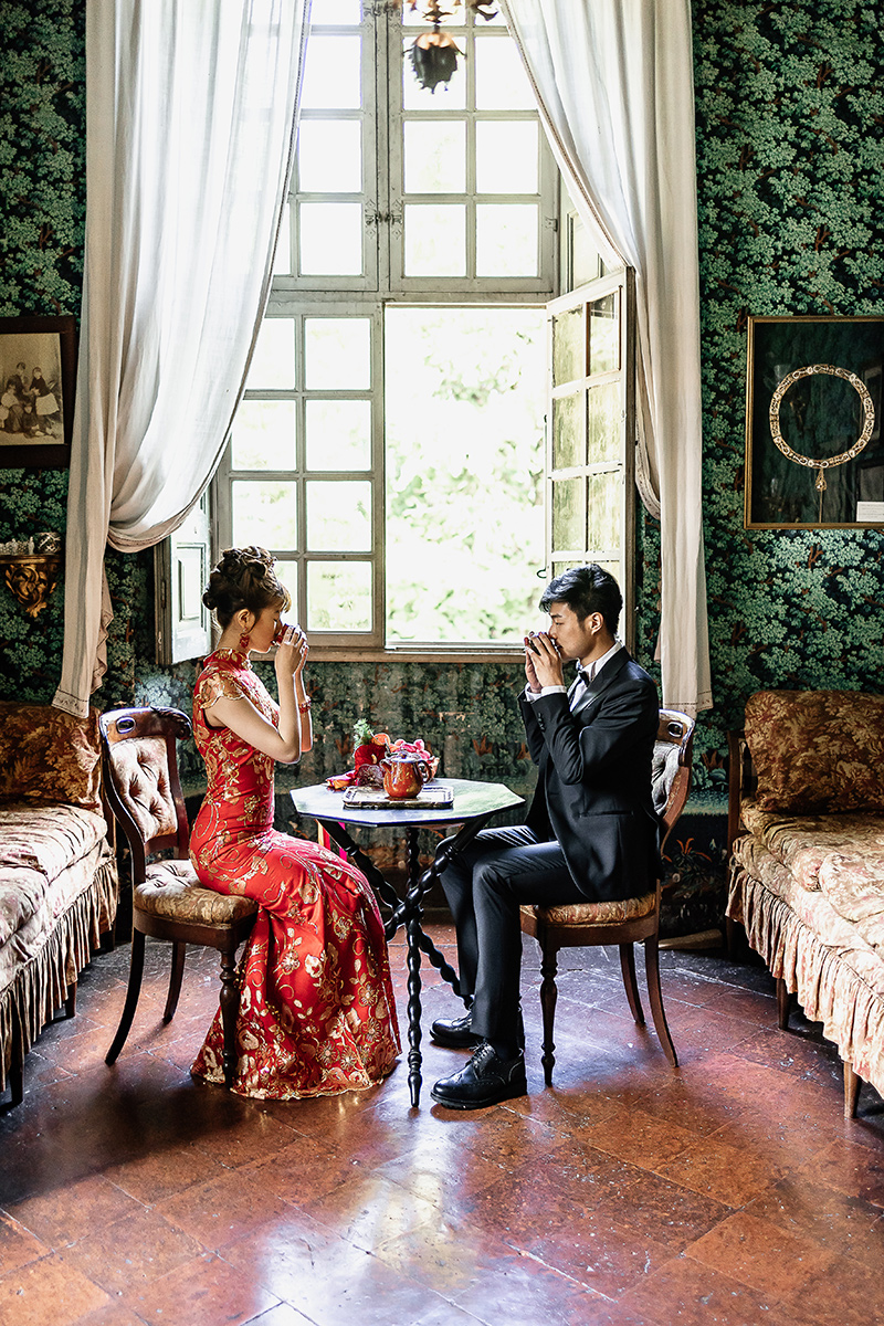 Castello di Collegno, matrimonio cinese. Cerimonia del tè tradizionale nel salottino cinese del castello. Sposi bevono il tè