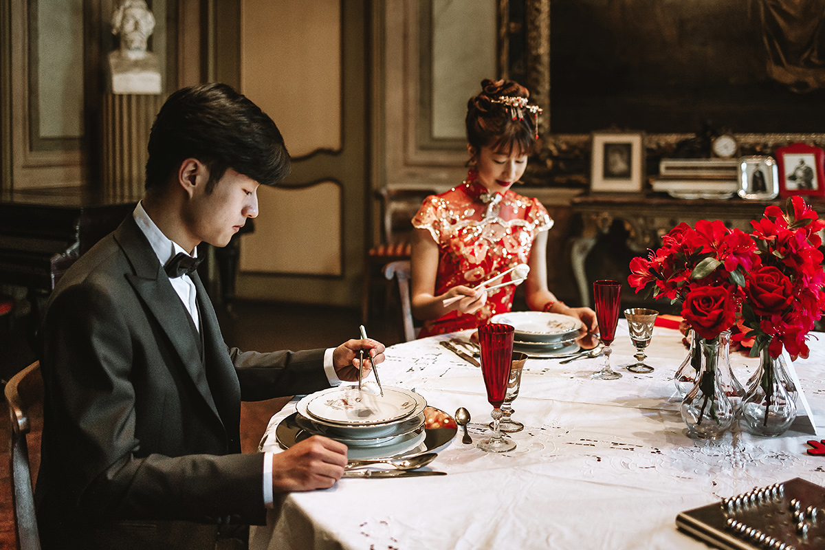 Castello di Collegno, matrimonio cinese. Cerimonia tradizionale. Pranzo. tavola apparecchiata nel salone delle feste del castello. sposi mangiano con le tradizionali bacchette.