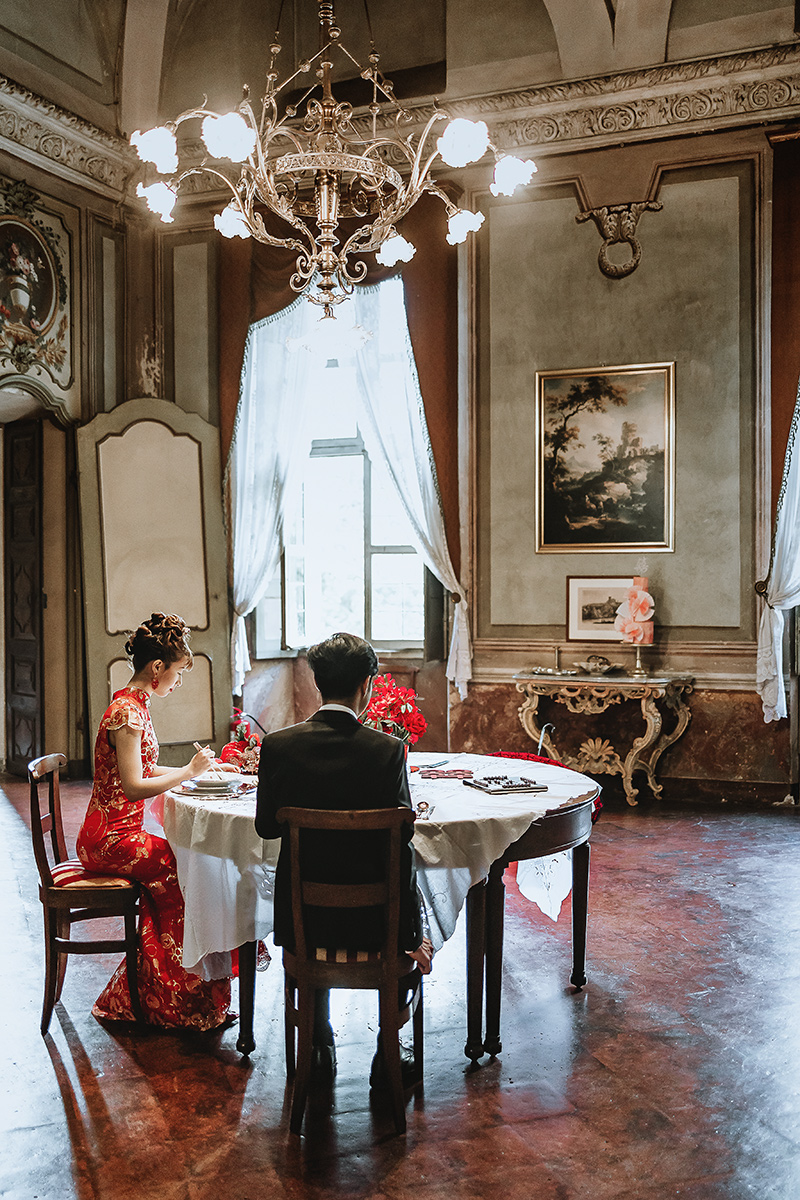 Castello di Collegno, matrimonio cinese. Cerimonia tradizionale. Pranzo. tavola apparecchiata nel salone delle feste del castello. sposi mangiano con le tradizionali bacchette.