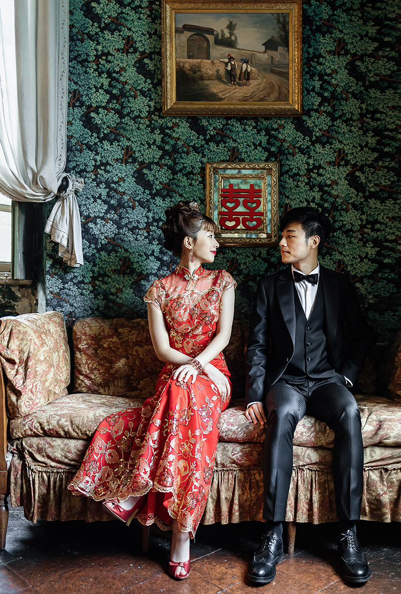 Castello di Collegno, matrimonio cinese. Cerimonia tradizionale nel salottino cinese del castello. Ritratto degli sposi seduti al divano sotto il simbolo della doppia felicità, tradizionale cinese 囍