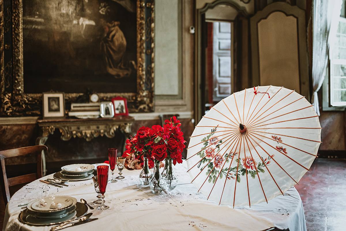 Castello di Collegno, matrimonio cinese. Cerimonia tradizionale. Pranzo. tavola apparecchiata nel salone delle feste del castello.