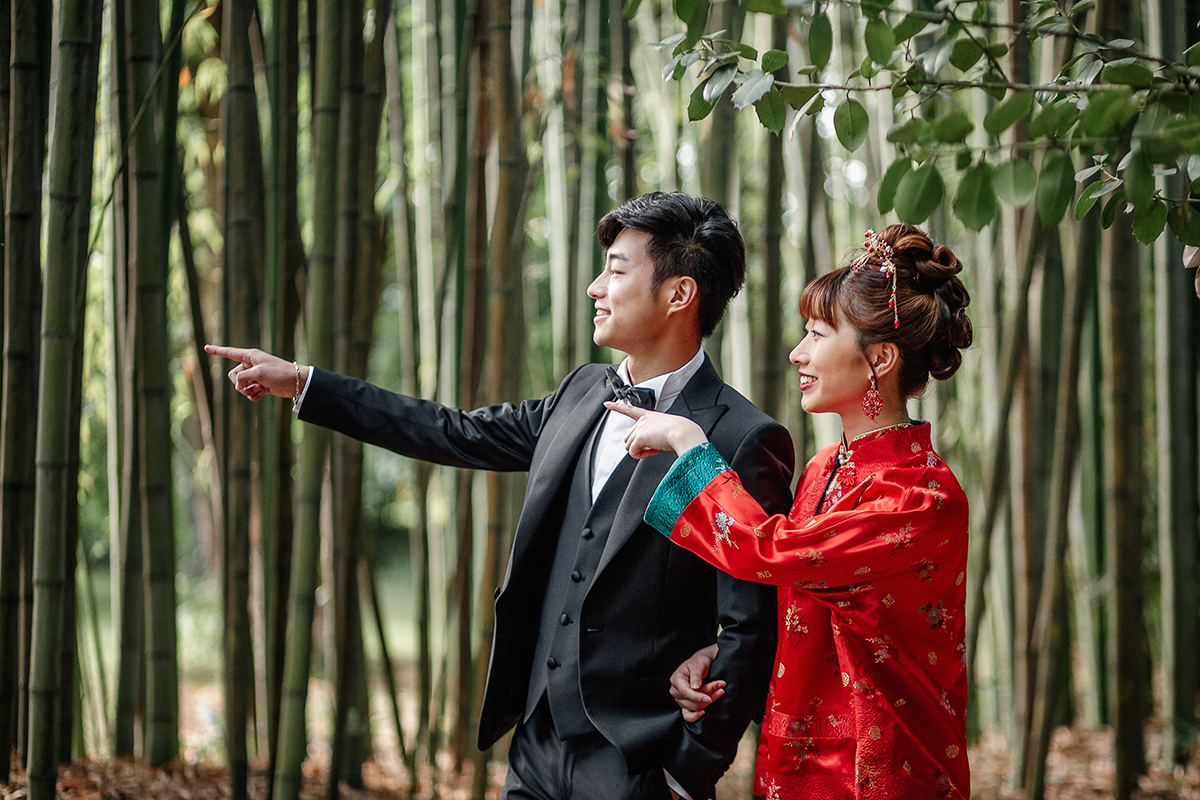 Castello di Collegno, matrimonio cinese. Cerimonia tradizionale. Sessione fotografica di coppia. sposa indossa una giacca tradizionale cinese di seta rossa ricamata.Sposi camminano nel bosco dei bambù