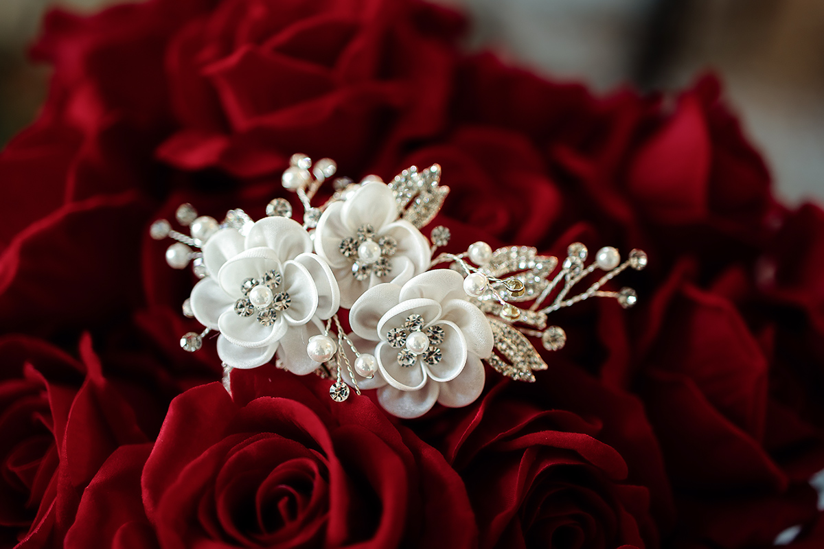 Castello di Collegno, matrimonio cinese. cerimonia occidentale. Accessorio per i capelli della sposa, bianco.