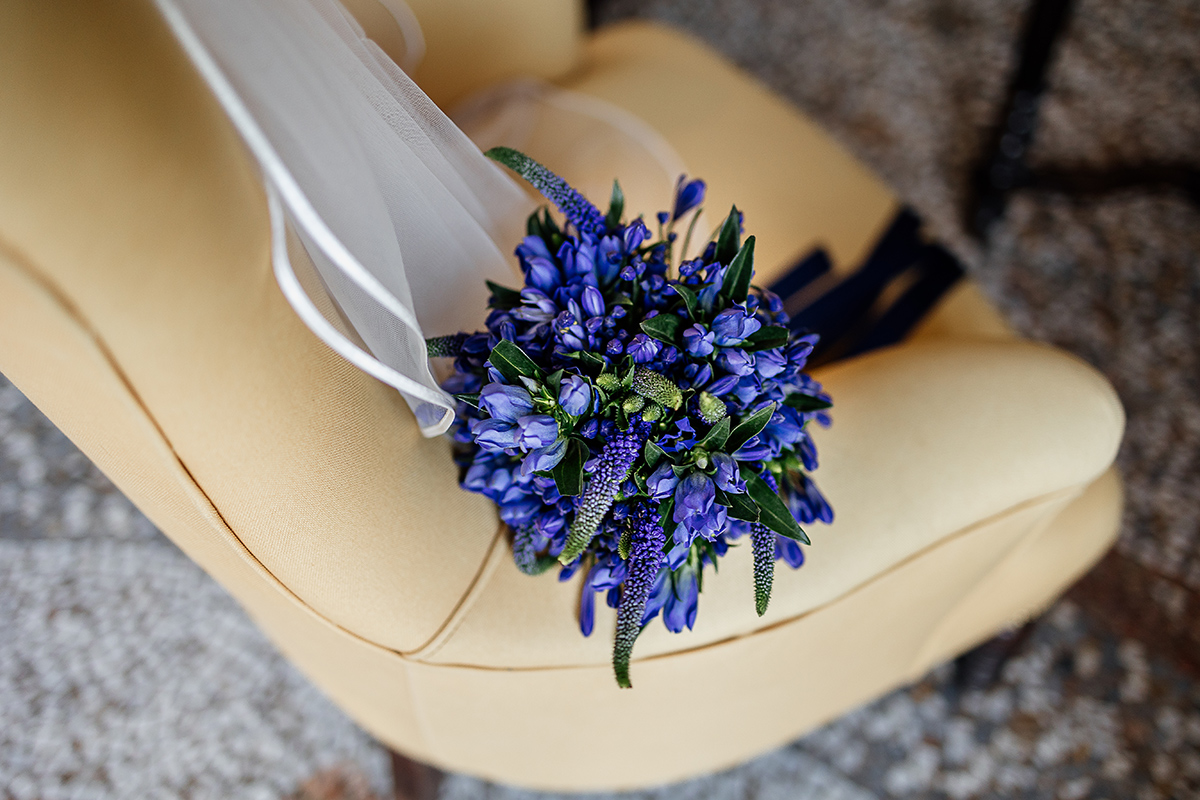 Castello di Collegno, matrimonio cinese. Cerimonia occidentale. velo e bouquet di fiori blu Cina.