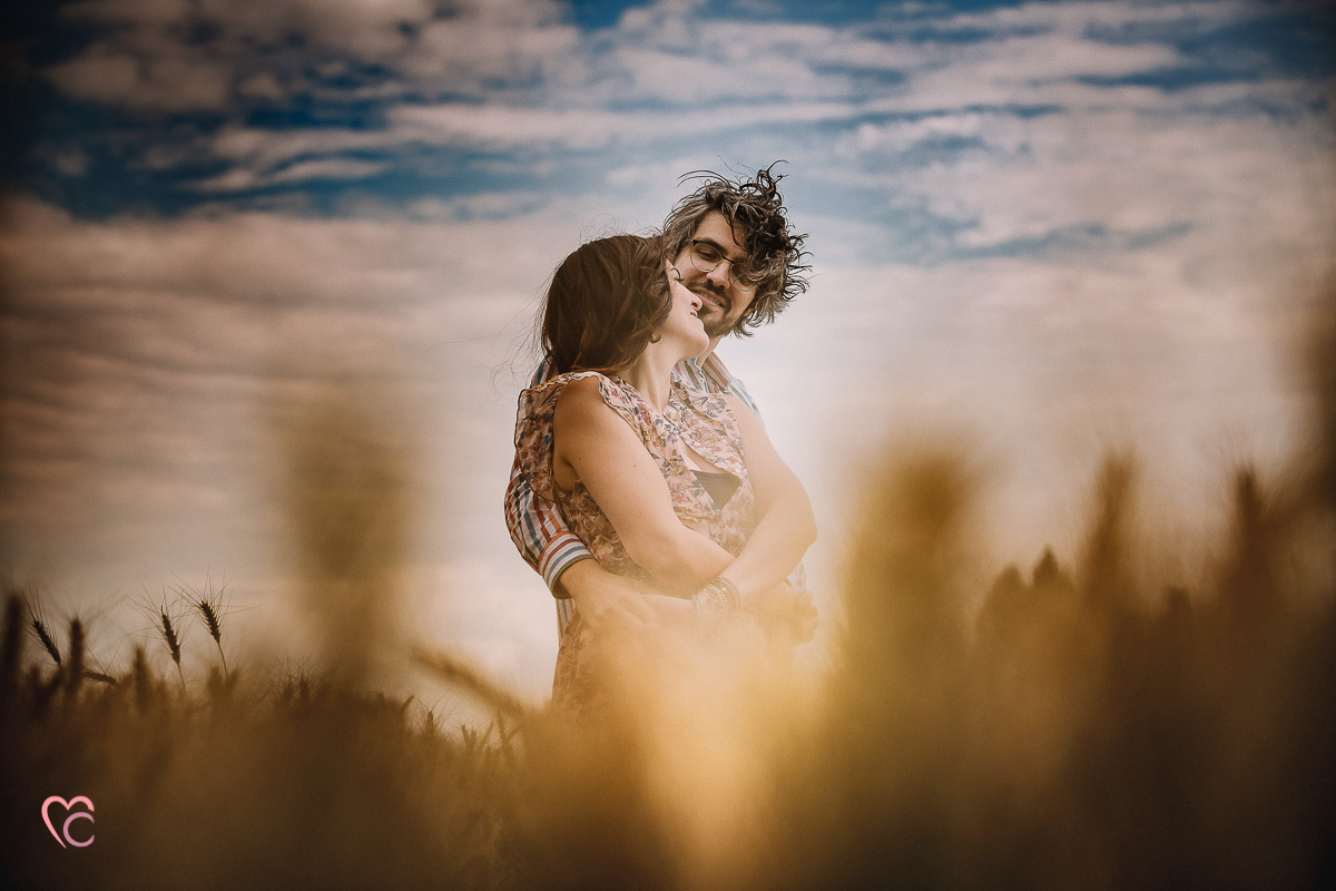 Fotografia di coppia in collina a Chieri. Daniela e Gianluca nel campo di grano tra le spighe