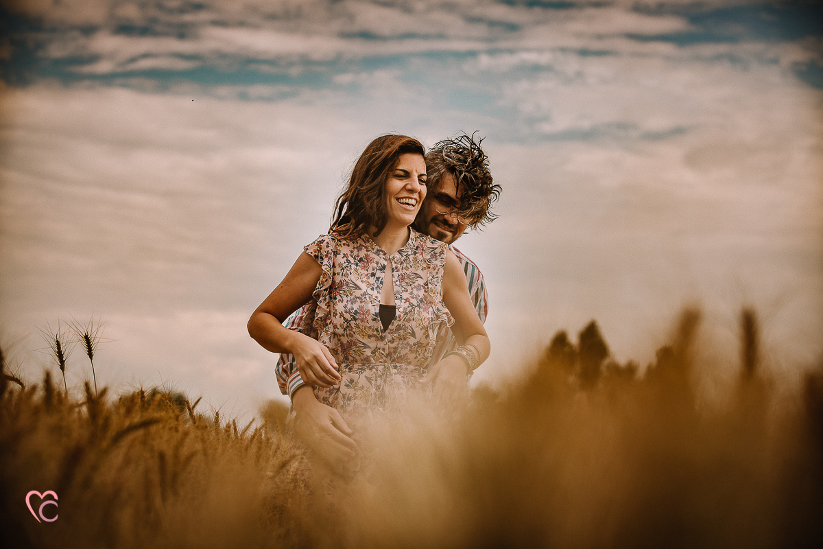 Fotografia di coppia in collina a Chieri. Daniela e Gianluca nel campo di grano