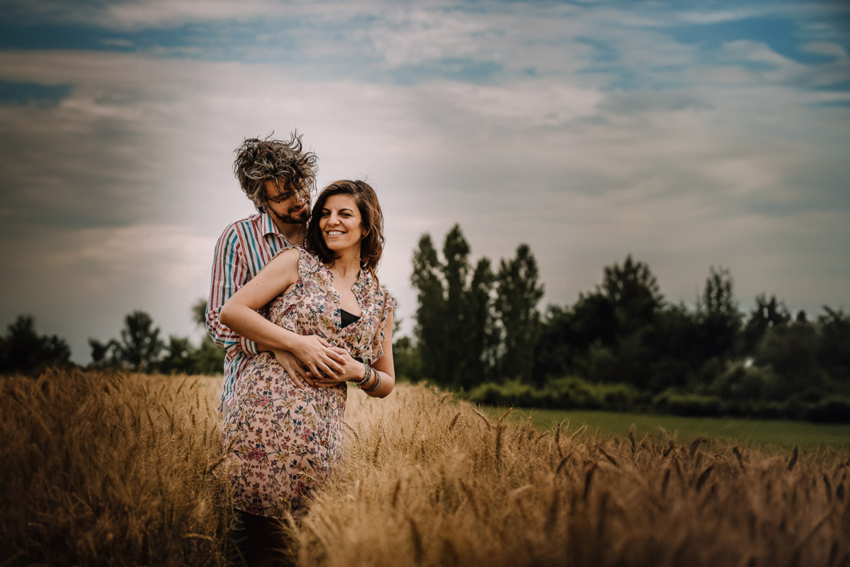 Fotografia di coppia in collina a Chieri. Daniela e Gianluca nel campo di grano